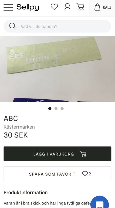 Grön linjal med upphöjda bokstäver och siffror för klistermärken.