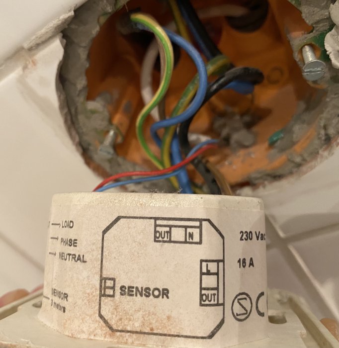 Termostat T2 med öppet installationsutrymme och synliga ledningar och anslutningsschema.