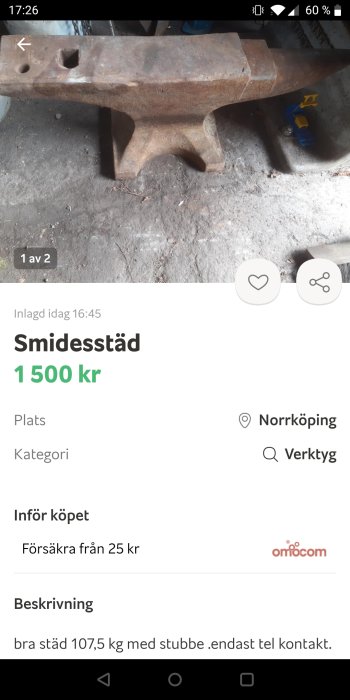 Ett använt smidesstäd placerat på ett betonggolv, med synliga slitage och rost.