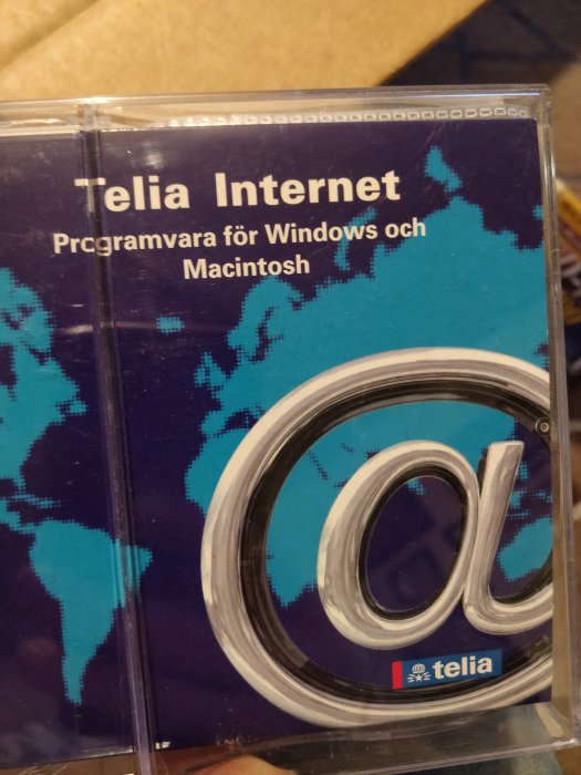 En CD-fodral för Telia Internet programvara med en stor symbol för at-tecknet på framsidan.