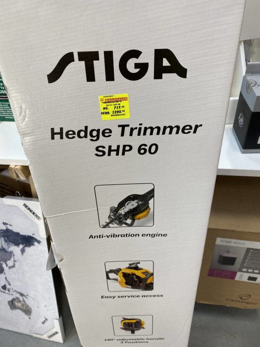 STIGA Hedge Trimmer SHP 60 kartong på Bauhaus med prislappar, detaljbilder av funktioner.
