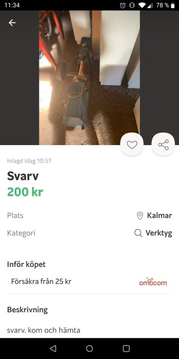 Eldriven svarv till salu placerad på ett betonggolv, delvis skymd av en vit vägg, med priset 200 kr angivet.