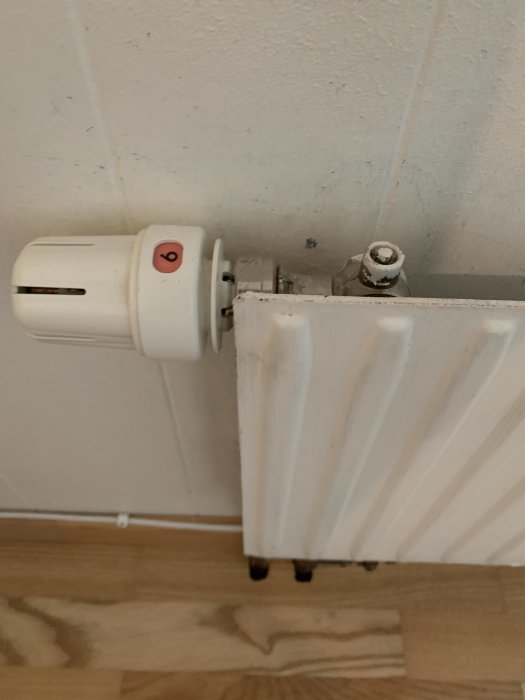 Radiator med termostat i källare som inte värms upp ordentligt, möjlig luftficka problematik.