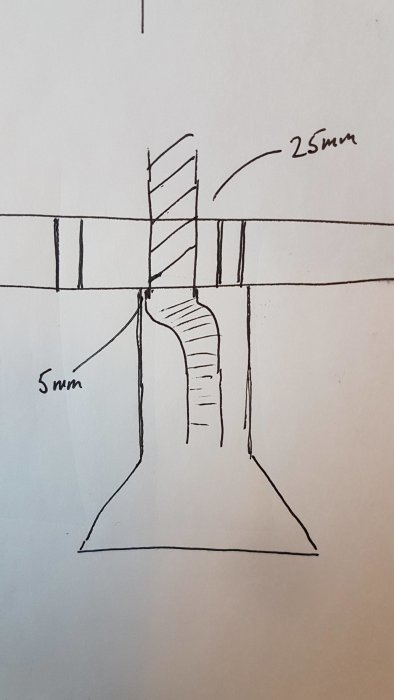 Handritad skiss som visar anslutningen mellan en köksfläkts skorsten och ett bjälklag med måttangivelser.