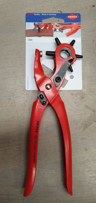 Ny röd Knipex-tång med förpackning mot en metallisk yta, jämförs med användarens gammal verktyg.