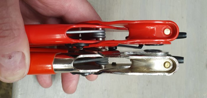 Ny och gammal tång från Knipex i jämförelse, handhållna med röda handtag och metallklämmor.