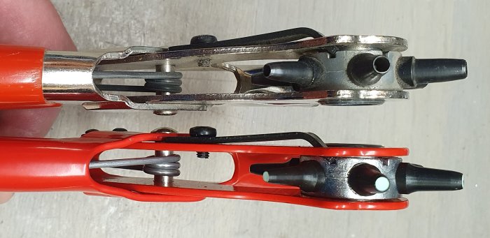 Två parallella tänger varav en märkt med Knipex, fokus på jämförelse av handtag och mässingssäten.