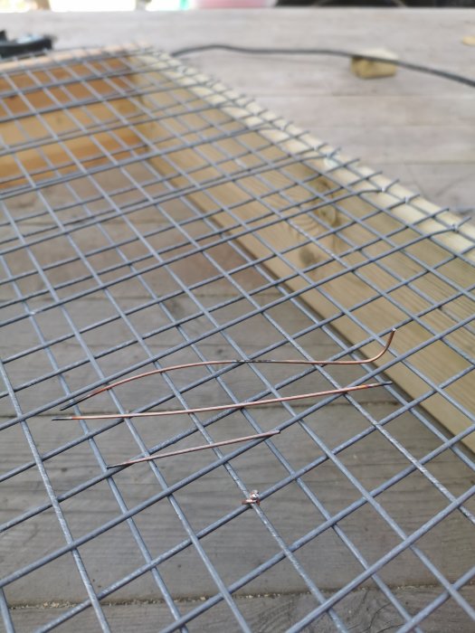 Hemmagjort såll av metallnät fäst på skottkärra med återanvända märlor och TIG-svetsmaterial.