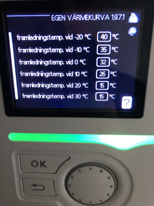 Digital display på en Nibe F1226 värmepump med inställningar för EGENVÄRMEKURVA samt framledningstemperaturer vid olika utomhustemperaturer.