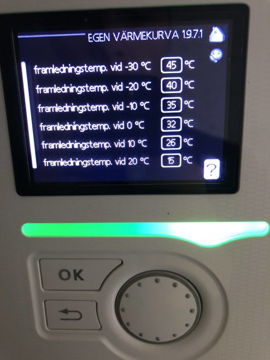 Display på en Nibe F1226 värmepump med inställningar för egen värmekurva och upplyst OK-knapp.