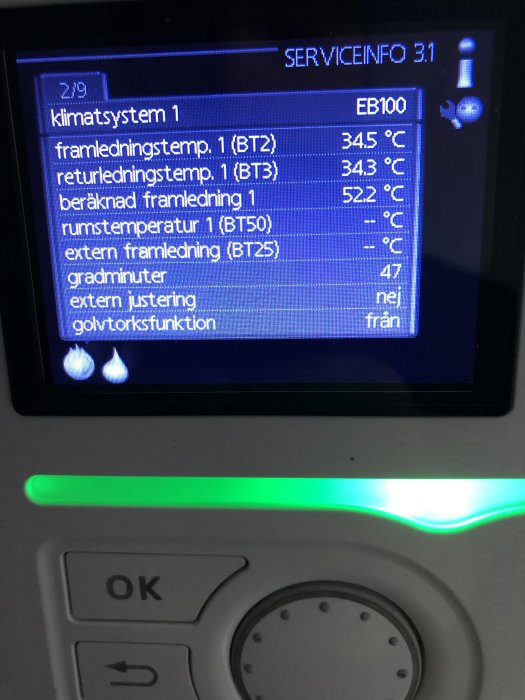 Digital display på en Nibe F1226 värmepump som visar temperaturer och inställningar för klimatsystemet.
