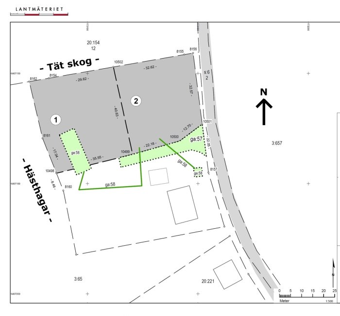 Fastighetskarta med tomtgräns, servitut och planerat husläge nära skog.