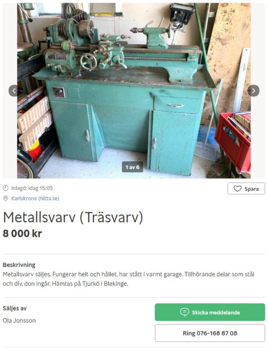 Grön metallsvetsv i ett garage omgiven av verktyg och förvaringsskåp.