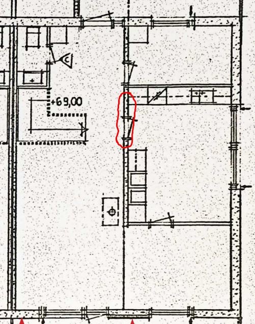 Planritning med markerad befintlig dörröppning i bärande lättbetongvägg där skjutdörr planeras.