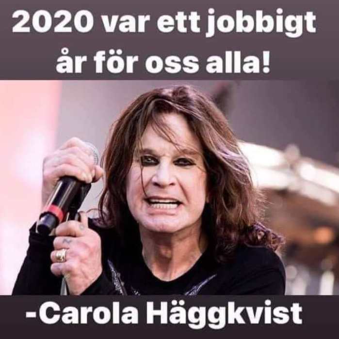 Person med mikrofon som sjunger, text säger "2020 var ett jobbigt år för oss alla! -Carola Häggkvist