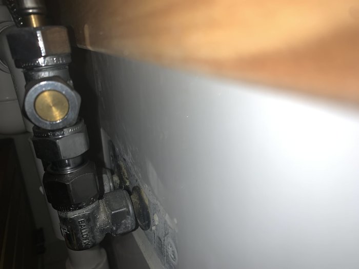 Rördelar vid vägg möjligtvis av metall, fråga angående materialdetektion.