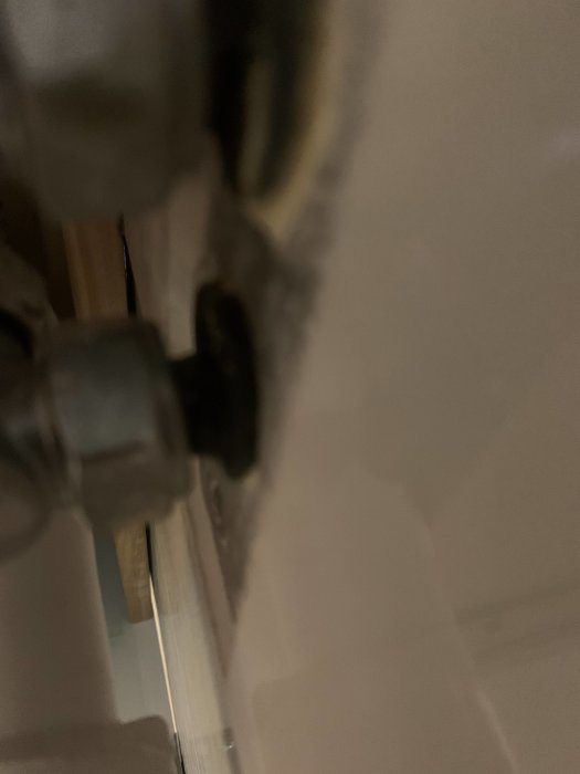Närbild av en röranslutning och ventiler, osäkert om rören är av metall eller annat material.