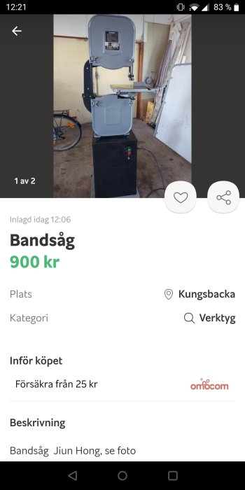 Stående bandsåg i ett garage med väggar och cykel i bakgrunden.