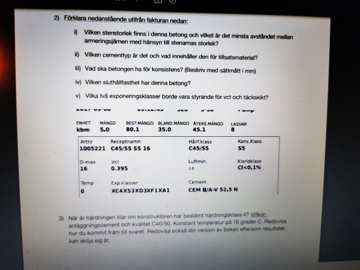 Et nærbilde av en faktura med spørsmål om betong, inkludert spesifikasjoner som mengde, størr. klasse, konsistens, og eksponeringsklasser.