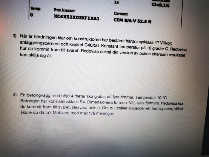 Bilde av tekst på en dataskjerm med spørsmål om betongherding og betongvegger, inkludert detaljer om temperatur og konsistensklasse.