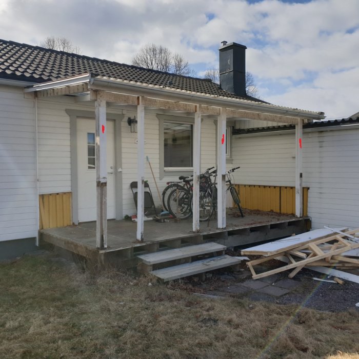 Farstu under renovering med rödmarkerade stolpar som håller en bärlina, cc mått 2500mm diskuteras.