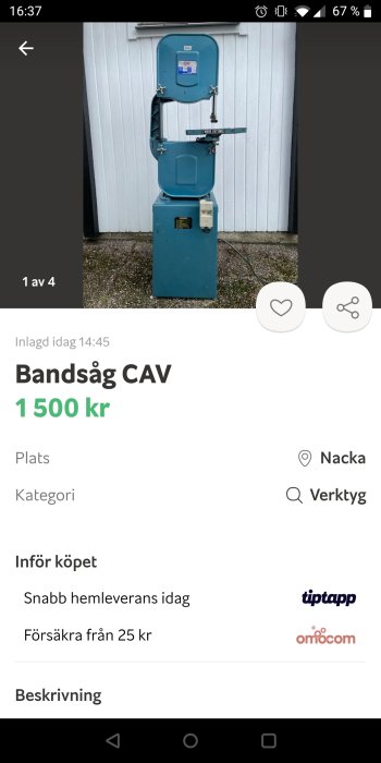 Bandsåg CAV i blått utförande placerad framför vit garageport.