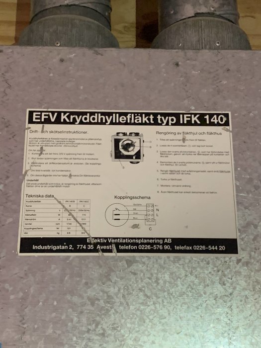 Bild på en EFV Kryddhyllfläkt typ IFK 140 etikett med tekniska data och kopplingsschema.