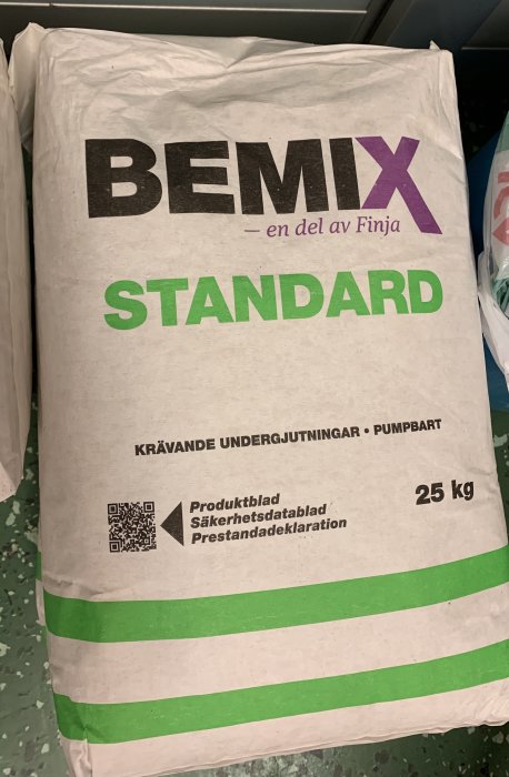 Säck av BEMIX Standard bruk för armering och gjutning, 25 kg, på arbetsplats.