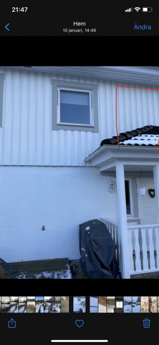 Husfasad med stående omlottpanel, detaljbild på avstånd mellan plankor markerad med röd linje.