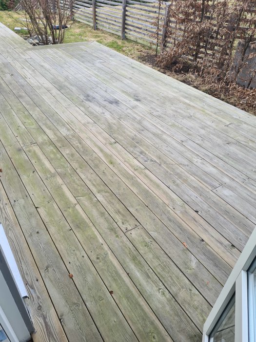 Nybehandlad altan på över 100 kvm med träplankor, verkar okej efter regn och snö.