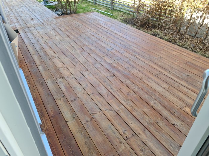 Nybehandlad träaltan med nyligen pålagd lasyr i soligt väder.