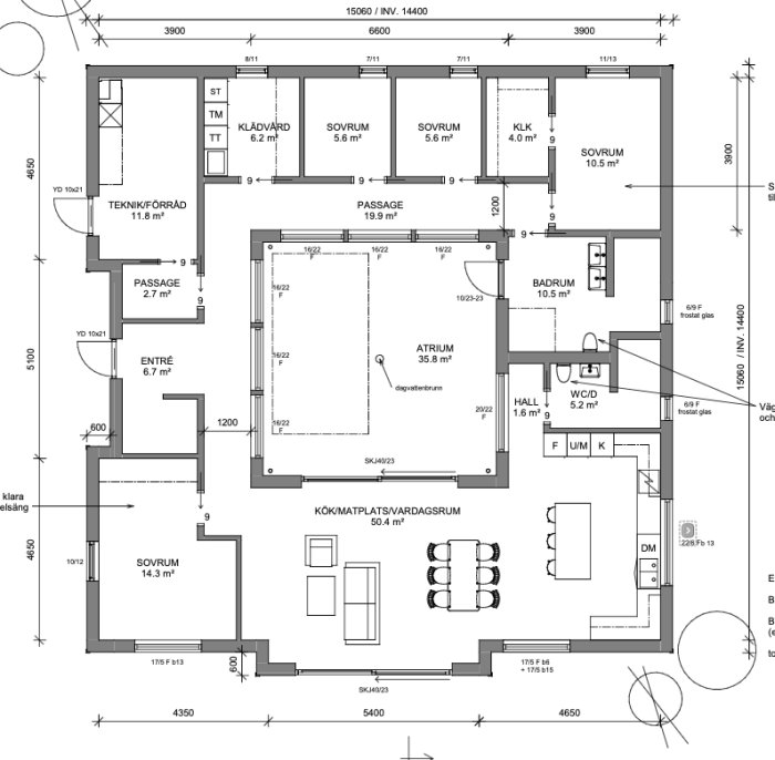 Ritning av ett planerat atriumhus i ett villaområde med tydligt markerade rum och mått.