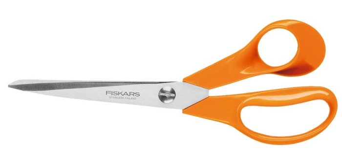 Orange Fiskars sax av rostfritt stål mot vit bakgrund.