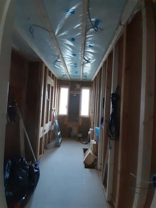 Badrumsrenovering med nyålagd ångspärr och takreglar inför gipsmontage och installation av spotlights.