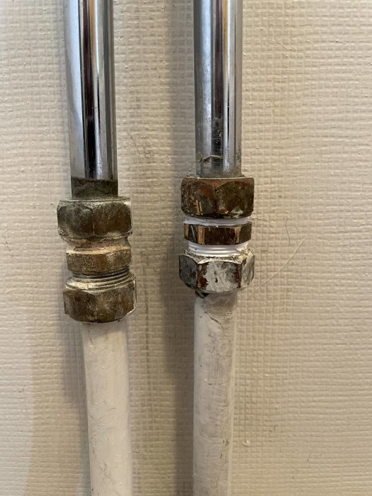 Gamla rörkopplingar på vägg från en tvättstuga anno 1971, i behov av adapter för G15 kulventil.