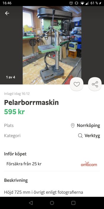 Pelarborrmaskin i arbetsmiljö med tillbehör och arbetsbänk i bakgrunden.