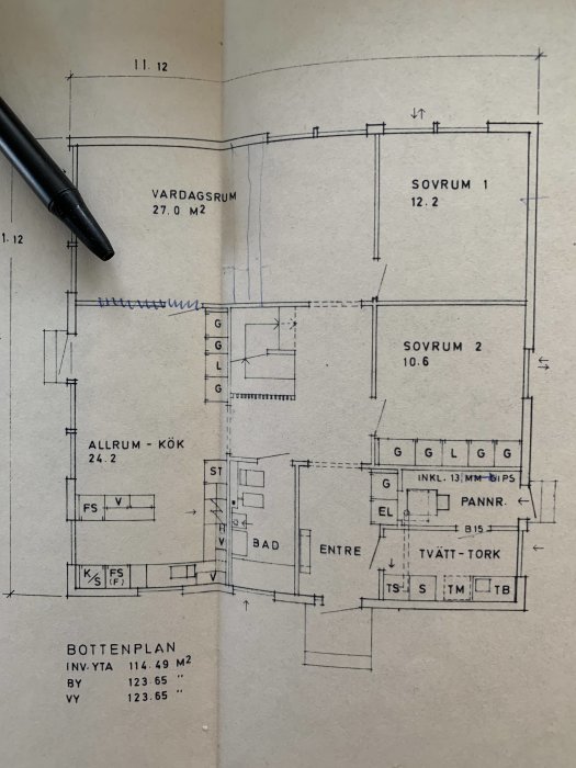 Arkitektritning över bottenvåningen i ett hus, markerar väggen som användaren överväger att ta bort.