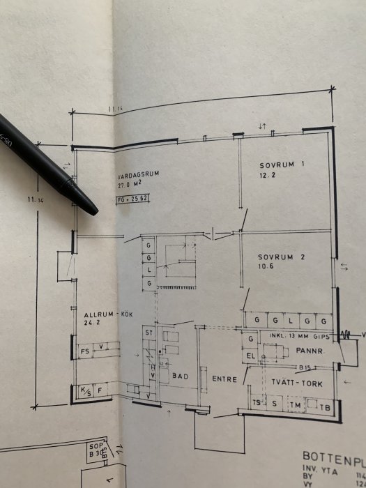 Husritning med markerad vägg för potentiell borttagning, mellan yttervägg och dörr, i ett hus från 1974.