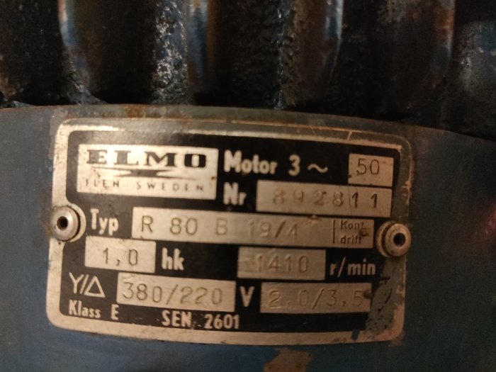 Bild av en typskylt på en äldre elmotor märkt "ELMO" med specifikationer som anger att motorn är på 1,0 hk och kan köras med 380/220V.
