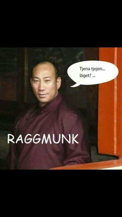 Person i vinröd klädnad vid ett fönster med en pratbubbla och text "RAGGMUNK" på sig.