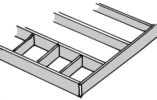 Schematisk illustration av trallkonstruktion med längsgående brädor och en regel för sidofrisen.