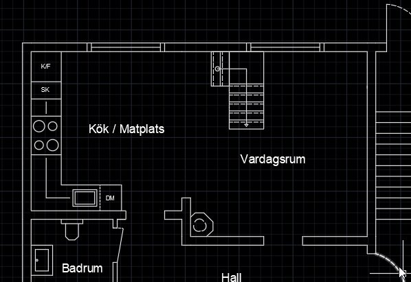 Ritning av en husplan med markerade rum som kök, vardagsrum, badrum och en trappa placerad mellan våningar.