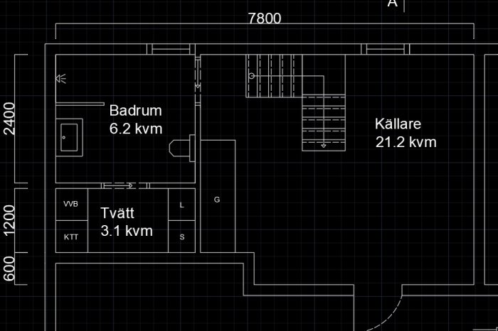 Arkitektonisk ritning av en husplan med markerade badrum, tvättstuga och källare inklusive trappplacering.