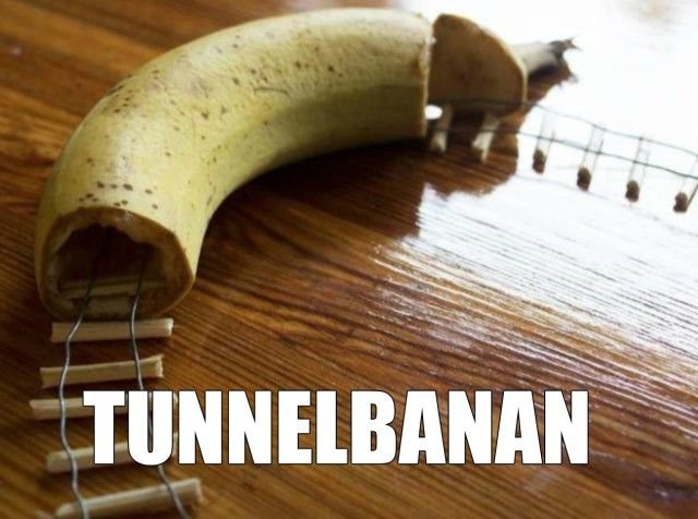 Banan som ser ut som en tunnelbanevagn bredvid gitarrsträngar med texten "TUNNELBANAN" överlagrad.