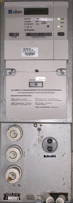 Elcentral med mätare, brytare och säkerhetsinstruktioner, indikerar singel fas med 230V anslutning.