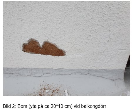 Skada på putsad fasad med en bom på cirka 20x10 cm nära balkongdörrens sockel.