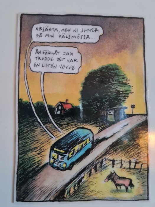 Kylskåpsmagnet med en komisk tecknad bild av en buss och en häst på en lantväg med pratbubblor.