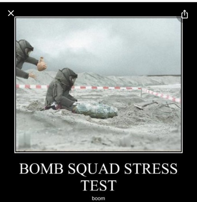 Fotomontage av en bombsväng som genomför ett stress test genom att kasta ett stenblock mot ett explosivt föremål.