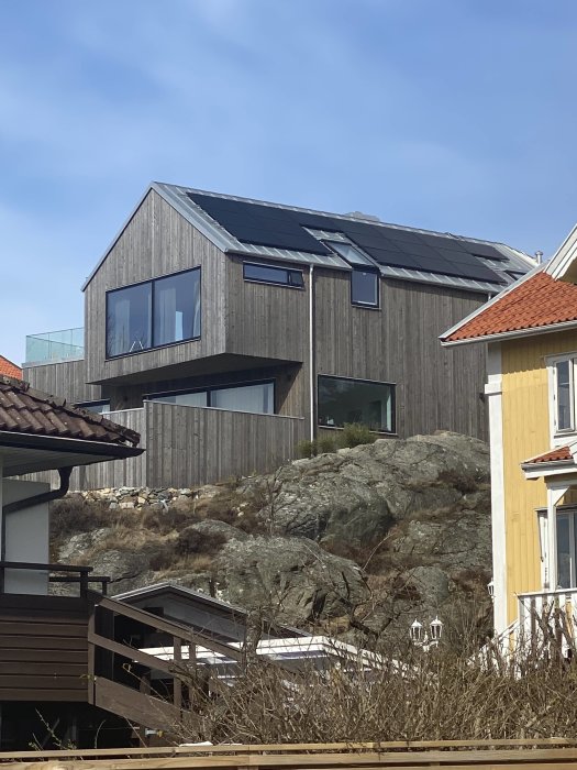 Modernt hus med nyinstallerade solpaneler på taket.