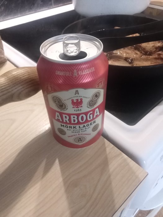Burk med Arboga mörk lager för matlagning av fläskfilégryta på köksbänk.